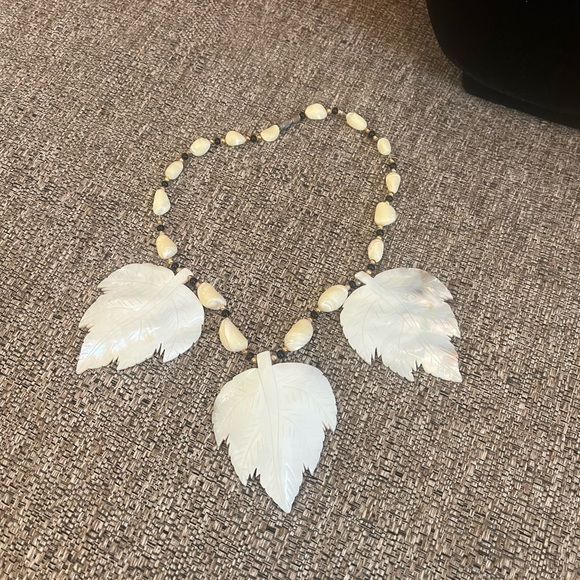 ❣️Boutique Handmade Shell Leaf Accent Necklace❣️ - Picture 3 of 5
